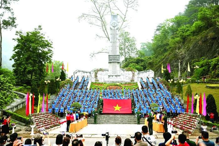 Chào cờ tại Cột mốc Km0 - đường Hồ Chí Minh (tỉnh Cao Bằng) - nơi đánh dấu điểm bắt đầu của đường Hồ Chí Minh huyền thoại, gắn liền với Khu Di tích quốc gia đặc biệt Pác Bó, ngày 26-4-2026