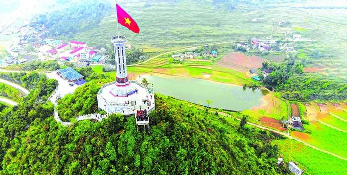 Ngày 16-10-2019, Báo Người Lao Động tổ chức lễ chào cờ tại Cột cờ Quốc gia Lũng Cú, tỉnh Tuyên Quang - điểm cực Bắc thiêng liêng của Tổ quốc. Chương trình đã trao tặng lá cờ có kích thước 54m2 tượng trưng 54 dân tộc anh em để treo trên Cột cờ Lũng Cú