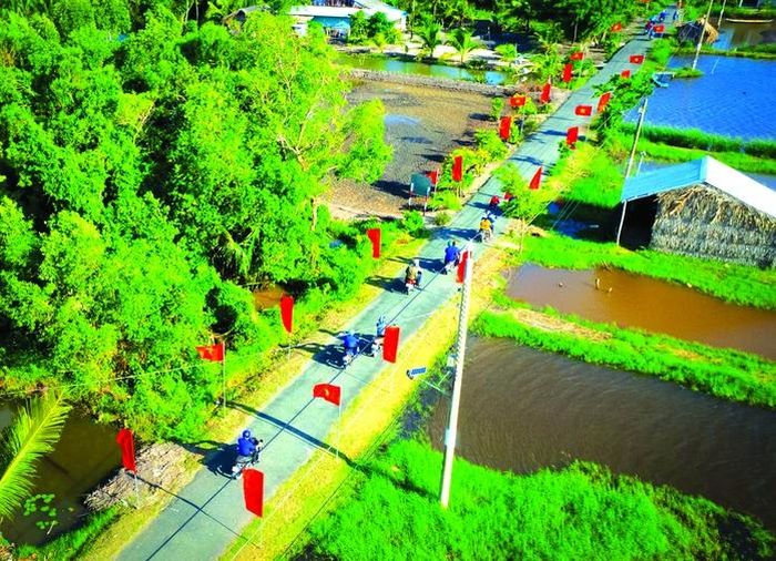 Công trình “Đường cờ Tổ quốc” dài 25 km với 1.700 trụ cờ trên tuyến đường dẫn vào Khu Di tích lịch sử Quốc gia đặc biệt căn cứ Cái Chanh (Cà Mau). Đây là tuyến đường cờ dài nhất của chương trình “Tự hào cờ Tổ quốc” được xác lập kỷ lục Việt Nam