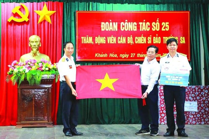 Kỷ niệm 100 năm Ngày Báo chí Cách mạng Việt Nam, từ ngày 23 đến 29-5-2025, Quân chủng Hải quân và Hội Nhà báo Việt Nam tổ chức đoàn thăm các đảo và nhà giàn ở quần đảo Trường Sa. Trong chuyến công tác, Báo Người Lao Động đã tặng các chiến sĩ và người dân tại các điểm đảo Trường Sa 1.400 lá cờ Tổ quốc và gần 40 suất học bổng, ba lô, tập vở trị giá 50 triệu đồng tặng các cháu học sinh tiểu học trên các điểm đảo