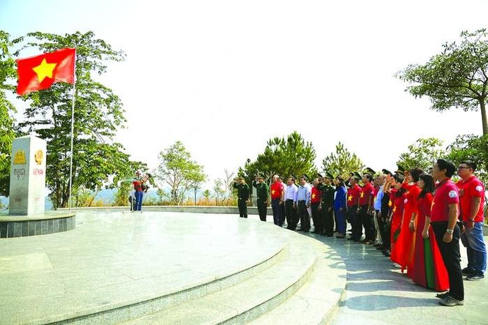 Lễ chào cờ được tổ chức sáng 15-3-2023, tại cột mốc ngã ba biên giới Việt Nam - Lào - Campuchia (xã Bờ Y, tỉnh Kon Tum). Tại đây, chương trình “Tự hào cờ Tổ quốc” cũng đã trao tặng 15.000 lá cờ Tổ quốc cho Đảng bộ, chính quyền và nhân dân tỉnh Kon Tum (nay là tỉnh Quảng Ngãi) để thực hiện các công trình “Đường cờ Tổ quốc”