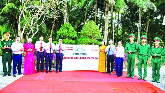 Ngày 23-1-2026, nhân Lễ Giỗ lần thứ 74 nữ Anh hùng Lực lượng Vũ trang nhân dân Võ Thị Sáu, trên trục đường dẫn vào Nghĩa trang Hàng Dương, Báo Người Lao Động phối hợp UBND đặc khu Côn Đảo khánh thành và đưa vào sử dụng công trình “Đường cờ Tổ quốc - Đường hoa Côn Đảo”