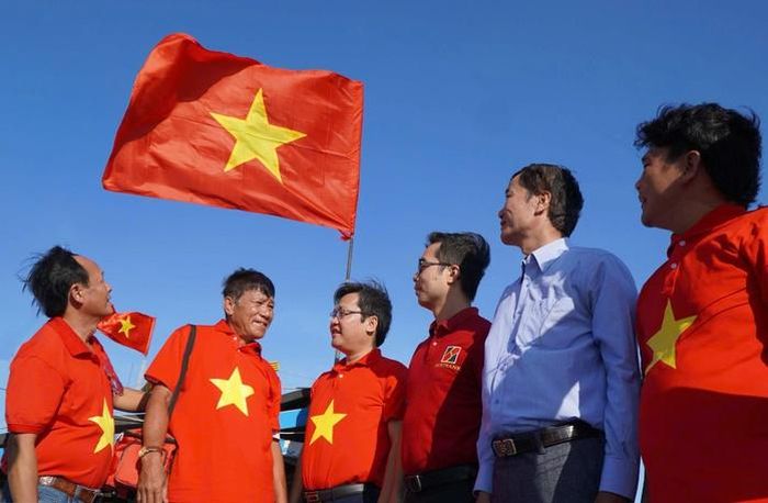 Chương trình “Tự hào cờ Tổ quốc” trao tặng cờ cho ngư dân tỉnh Khánh Hòa. Ảnh: VPNTB