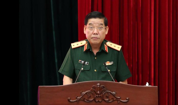 Thượng tướng Nguyễn Văn Gấu, Ủy viên Trung ương Đảng, Thứ trưởng Bộ Quốc phòng, phát biểu khai mạc hội thảo