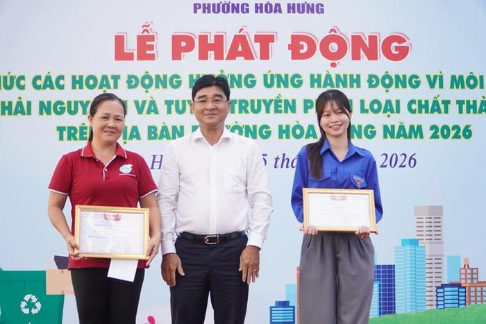 Ông Đặng Hoàng Phương, Phó Chủ tịch UBND phường Hòa Hưng khen thưởng cho các đơn vị đoạt giải cao tại hội thi kiến thức về môi trường
