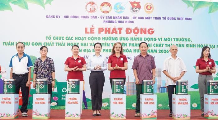 Bà Lê Thị Ngọc Hiền, Chủ tịch UBND phường Hòa Hưng trao thùng thu hồi pin cũ cho các khu phố