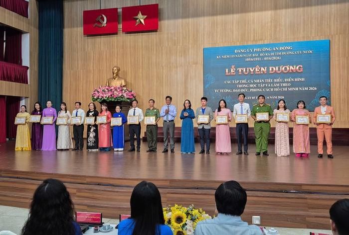 Tập thể, cá nhân xuất sắc trong Hội thi Báo cáo viên giỏi và kể chuyện về Bác được khen thưởng