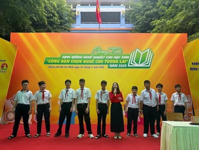 Chuyên gia trao đổi với học sinh về mục tiêu nghề nghiệp và những kỹ năng cần chuẩn bị cho tương lai.