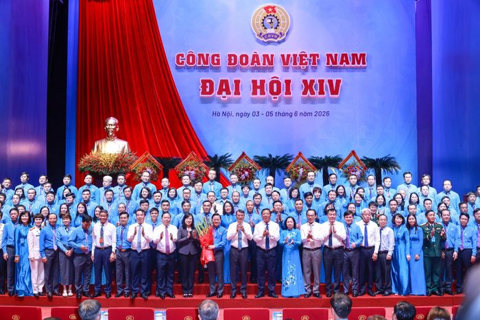 Thủ tướng Chính phủ Lê Minh Hưng thay mặt lãnh đạo Đảng, Nhà nước tặng hoa chúc mừng Ban chấp hành Tổng LĐLĐ Việt Nam khóa XIV, nhiệm kỳ 2026-2031. Ảnh: Hữu Chánh