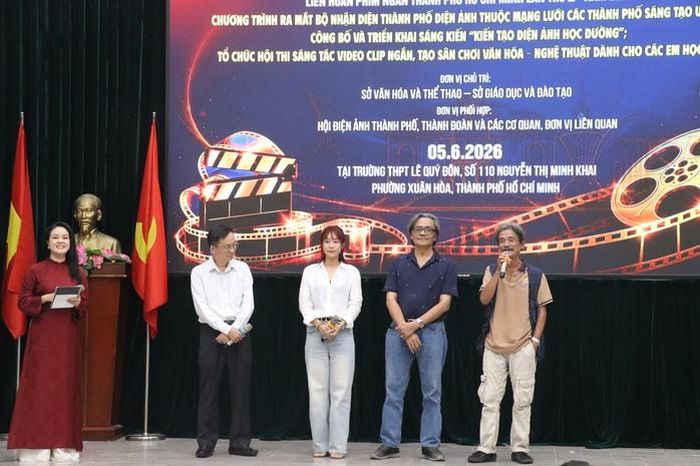 Giao lưu cùng các em học sinh