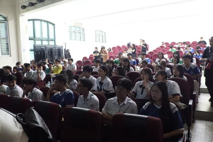 Các em học sinh tham dự chương trình