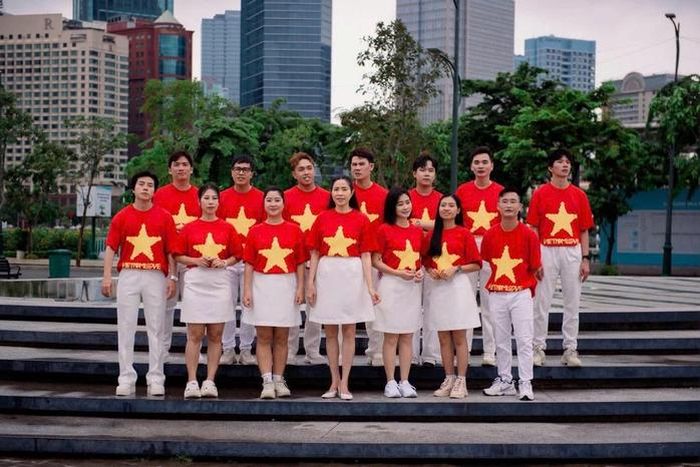 Các ca sĩ, diễn viên Nhà văn hóa Thanh Niên biểu diễn ca khúc về TP HCM