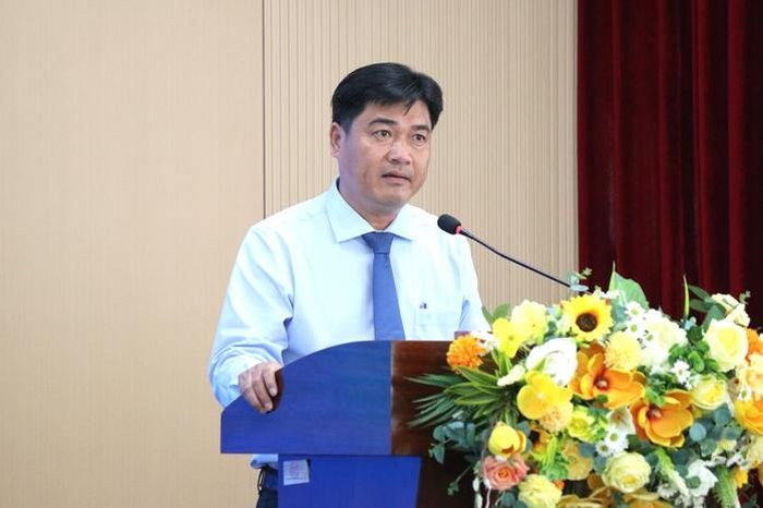 Ông Lê Minh Tuấn - Ủy viên Ban Thường vụ, Trưởng Ban Xây dựng đảng Đảng ủy phường Tăng Nhơn Phú tiếp thu ý kiến chỉ đạo và thông qua phương hướng, nhiệm vụ trọng tâm năm 2026 để triển khai thực hiện Kết luận số 01-KL/TW.