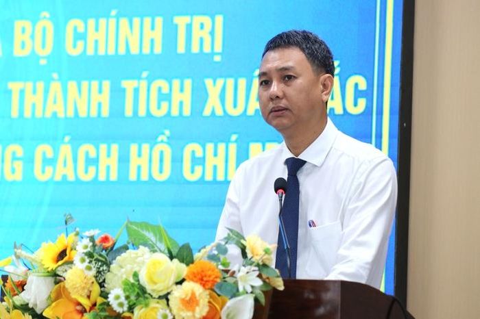 Ông Nguyễn Bạch Hoàng Phụng - Bí thư Đảng ủy, Chủ tịch HĐND phường Tăng Nhơn Phú phát biểu tại hội nghị.