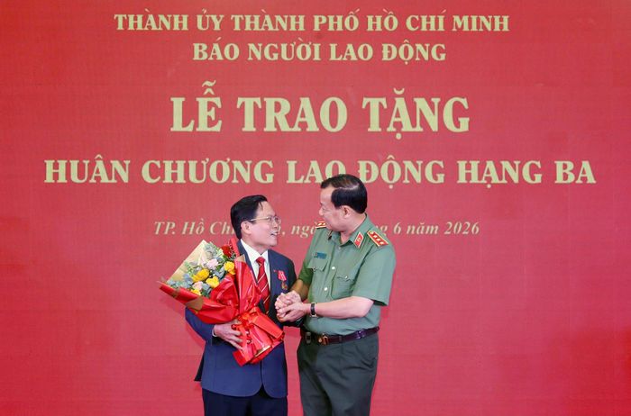Thượng tướng Lê Tấn Tới - Ủy viên Trung ương Đảng, Ủy viên Ủy ban Thường vụ Quốc hội, Chủ nhiệm Ủy ban Quốc phòng, An ninh và Đối ngoại của Quốc hội - chúc mừng Nhà báo Tô Đình Tuân nhận Huân chương Lao động hạng Ba.