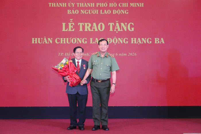 Thượng tướng Lê Tấn Tới - Ủy viên Trung ương Đảng, Ủy viên Ủy ban Thường vụ Quốc hội, Chủ nhiệm Ủy ban Quốc phòng, An ninh và Đối ngoại của Quốc hội, chúc mừng Nhà báo Tô Đình Tuân nhận Huân chương Lao động hạng Ba.