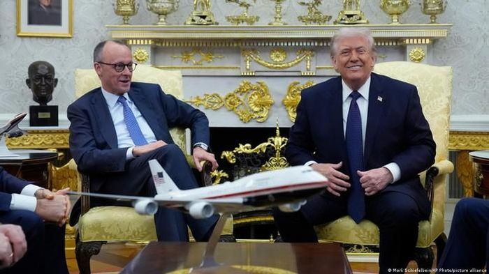 Thủ tướng Đức Friedrich Merz (trái) và Tổng thống Mỹ Donald Trump (phải). Ảnh: AP