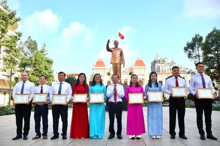 Ông Lê Văn Phong, Thành ủy viên, Phó Bí thư Đảng ủy các cơ quan Đảng TPHCM, trao giấy khen cho các cá nhân điển hình học tập và làm theo tư tưởng, đạo đức, phong cách Hồ Chí Minh