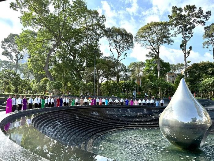 Đoàn đại biểu dâng hoa tại Công viên số 1 Lý Thái Tổ
