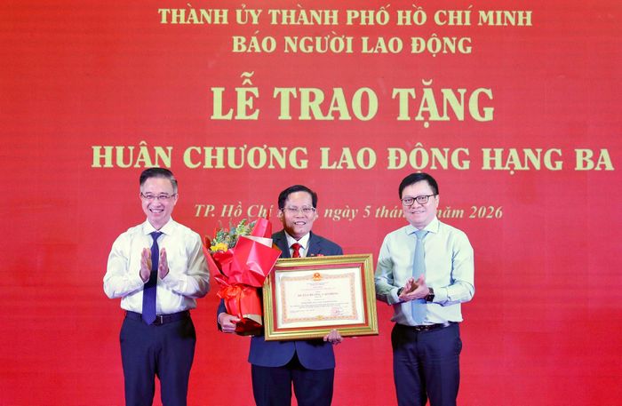 Trong khuôn khổ lễ kỷ niệm, nhằm ghi nhận và biểu dương thành tích xuất sắc của người đứng đầu cơ quan Báo Người Lao động, Chủ tịch nước có Quyết định tặng Huân chương Lao động hạng Ba cho Nhà báo - Tiến sĩ Tô Đình Tuân. Ông Lê Quốc Minh - Ủy viên Trung ương Đảng, Phó Trưởng Ban Tuyên giáo và Dân vận Trung ương, Chủ tịch Hội Nhà báo Việt Nam, Tổng Biên tập Báo Nhân Dân (bìa phải) - và Phó Bí thư Thành ủy TPHCM Đặng Minh Thông, chúc mừng Nhà báo, Tiến sĩ Tô Đình Tuân nhận Huân chương Lao động hạng Ba.
