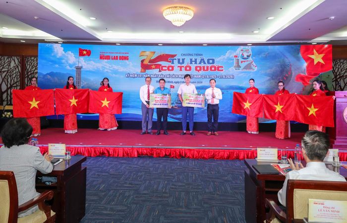 Tại lễ kỷ niệm, Ban Tổ chức chương trình trao tặng 2.000 lá cờ Tổ quốc cho Hội Liên hiệp Thanh niên Việt Nam TPHCM và Hội Sinh viên Việt Nam TPHCM.