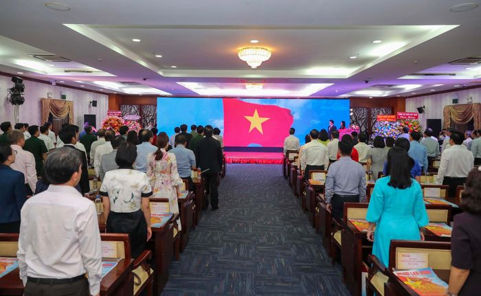 Dưới lá cờ Tổ quốc thiêng liêng, toàn thể các đại biểu trang nghiêm thực hiện nghi thức chào cờ, chính thức bắt đầu Lễ kỷ niệm 7 năm chương trình Tự hào cờ Tổ quốc và 101 năm ngày Báo chí Cách mạng Việt Nam (21.6.1925 - 21.6.2026)