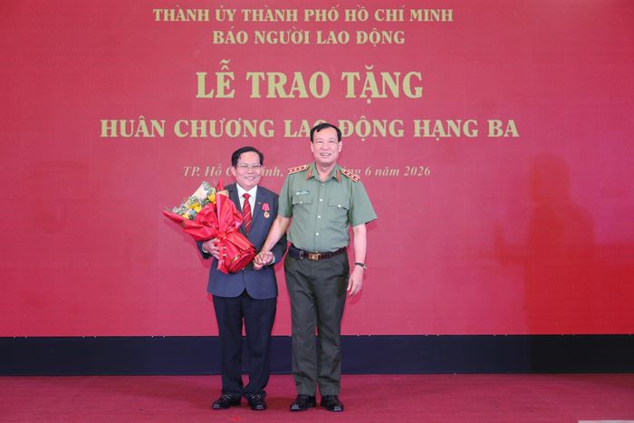 Thượng tướng Lê Tấn Tới - Ủy viên Trung ương Đảng, Ủy viên Ủy ban Thường vụ Quốc hội, Chủ nhiệm Ủy ban Quốc phòng, An ninh và Đối ngoại của Quốc hội - chúc mừng Nhà báo Tô Đình Tuân nhận Huân chương Lao động hạng Ba.