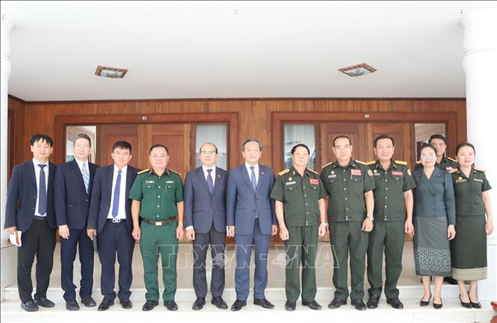 Các đại biểu hai bên chụp ảnh chung. 