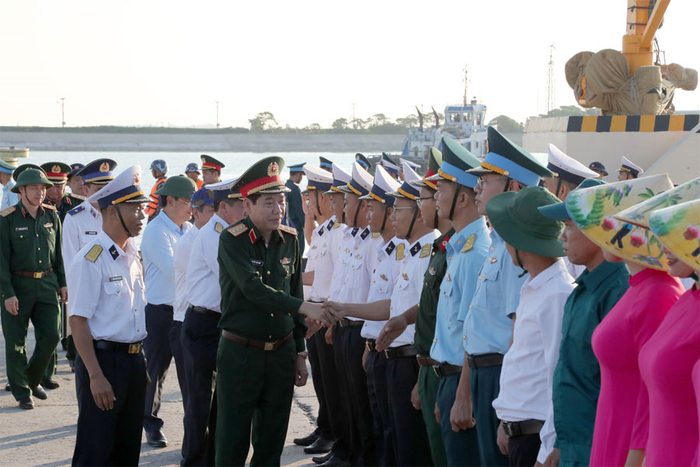 Thượng tướng Nguyễn Văn Gấu thăm quân dân đảo Song Tử Tây, tháng 4-2026. Ảnh: DUY KHÁNH 