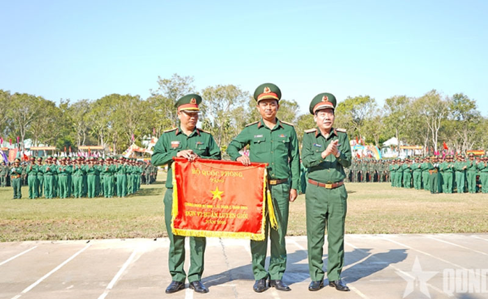  Thượng tướng Nguyễn Văn Gấu trao Cờ "Đơn vị huấn luyện giỏi" tặng Trung đoàn 1 (Sư đoàn 2, Quân khu 5). Ảnh: LÊ PHÚC