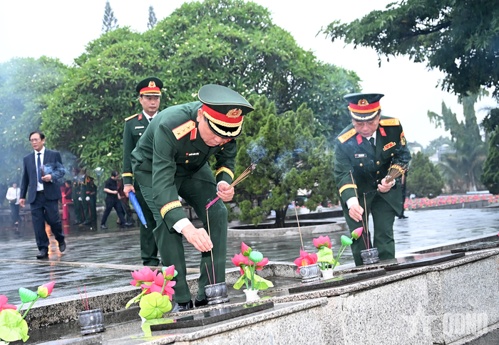  Thượng tướng Nguyễn Trường Thắng thắp hương tại Nghĩa trang Liệt sĩ phường Đăk Cấm.