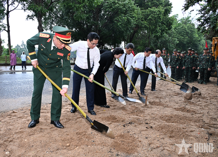 Các đại biểu động thổ khai quật, tìm kiếm HCLS.