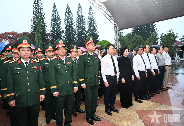 Các đại biểu tưởng niệm Anh hùng liệt sĩ tại Nghĩa trang Liệt sĩ phường Đăk Cấm.