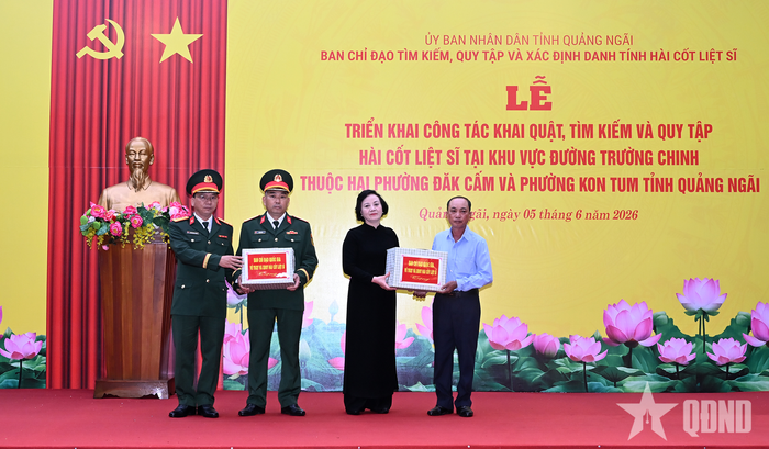 Phó thủ tướng Phạm Thị Thanh Trà trao quà tặng Đội Quy tập mộ liệt sĩ Bộ CHQS tỉnh Quảng Ngãi và Ban quản lý Nghĩa trang Liệt sĩ phường Đăk Cấm.