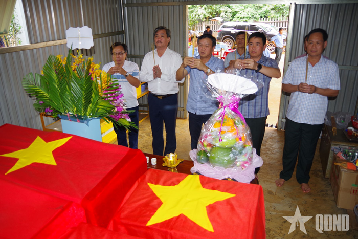  Ban Chỉ đạo 515 tỉnh Đắk Lắk dâng hoa, dâng hương hài cốt liệt sĩ quy tập mùa khô 2025-2026 tại Đội K51. 