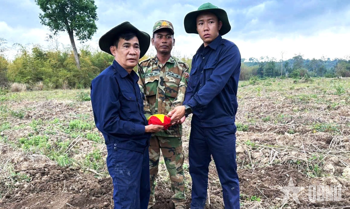 Cán bộ, chiến sĩ Đội K51 đưa hài cốt liệt sĩ vừa quy tập được về nơi thờ cúng. 