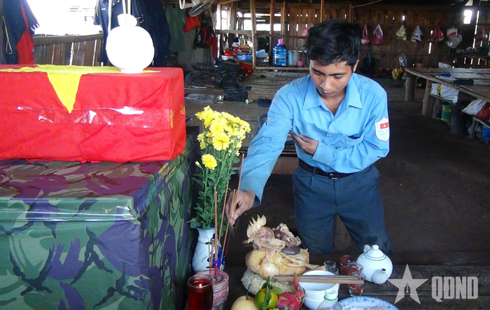  Cán bộ, chiến sĩ Đội K51 thường xuyên lo hương khói cho các liệt sĩ. 