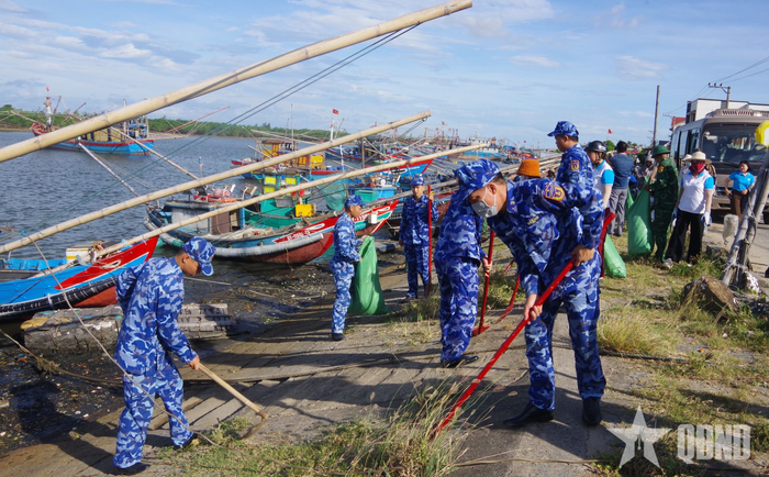  Cán bộ, chiến sĩ Hải đội 202 tổng dọn vệ sinh môi trường, thu gom rác thải tại khu neo đậu tàu thuyền xã Nam Cửa Việt (Quảng Trị). 