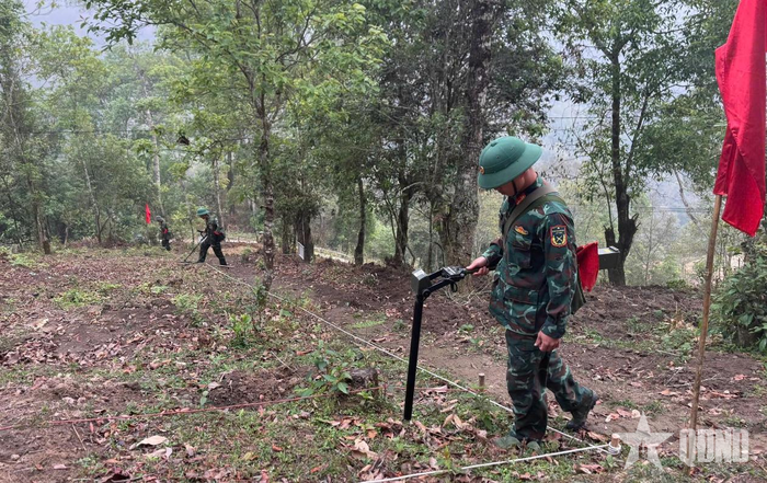 Lực lượng công binh Bộ CHQS tỉnh Điện Biên rà phá vật nổ.