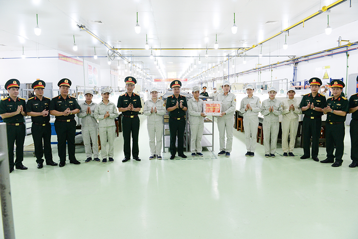 Thượng tướng Lê Quang Minh tặng quà cán bộ, nhân viên, người lao động Nhà máy Z129.