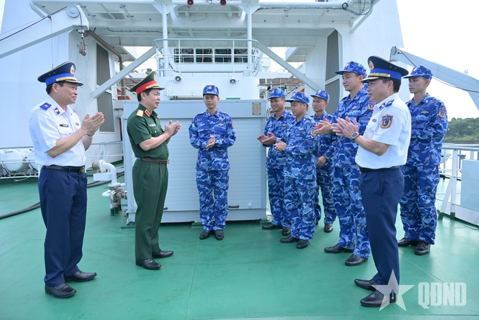 Thượng tướng Đỗ Xuân Tụng động viên cán bộ, nhân viên Tàu 8005, Hải đoàn 42, Vùng Cảnh sát biển 4. 
