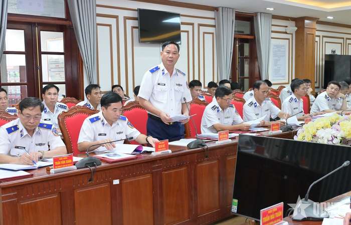 Thiếu tướng Nguyễn Văn Dũng, Chính ủy Vùng Cảnh sát biển 4 báo cáo kết quả hoạt động CTĐ, CTCT 6 tháng đầu năm 2026.