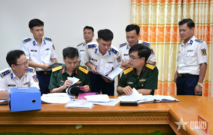 Thành viên đoàn công tác kiểm tra sổ sách hoạt động CTĐ, CTCT tại Vùng Cảnh sát biển 4. 