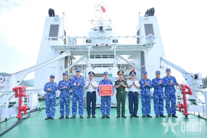 Thượng tướng Đỗ Xuân Tụng tặng quà động viên cán bộ, nhân viên Tàu 8005, Hải đoàn 42, Vùng Cảnh sát biển 4.