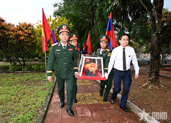 Thượng tướng Nguyễn Trường Thắng và lãnh đạo tỉnh Quảng Ngãi đưa HCLS về nơi an táng.