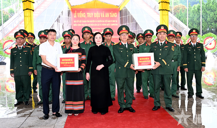 Phó thủ tướng Phạm Thị Thanh Trà trao quà tặng Đội K53 và Ban Quản lý Nghĩa trang Liệt sĩ Ngọc Hồi.