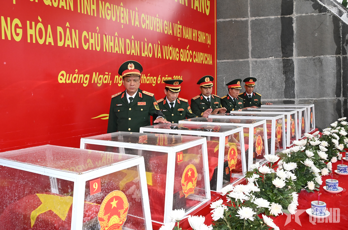 Thượng tướng Nguyễn Trường Thắng và các đại biểu viếng các liệt sĩ.