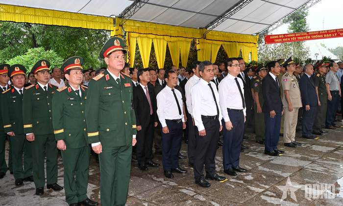 Thượng tướng Nguyễn Trường Thắng và các đại biểu tại buổi lễ.