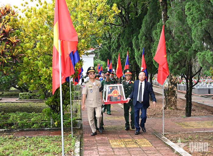 Các đoàn đại biểu Lào và Campuchia viếng các liệt sĩ, đưa HCLS về nơi an táng.