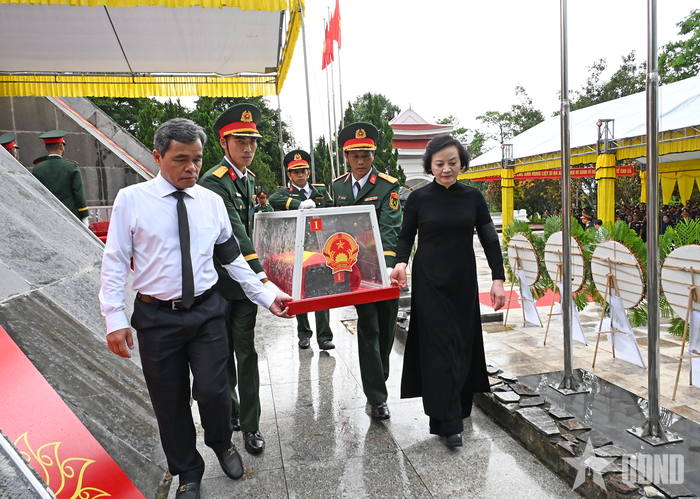  Phó thủ tướng Phạm Thị Thanh Trà và lãnh đạo tỉnh Quảng Ngãi đưa hài cốt liệt sĩ về nơi an táng. 